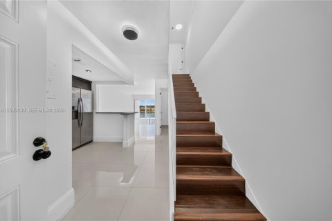Condominio en alquiler en Miami, Florida, 1 dormitorio, 104.52 m2 № 2085679 - foto 10