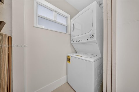 Condominio en alquiler en Miami, Florida, 1 dormitorio, 104.52 m2 № 2085679 - foto 28