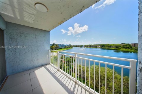 Condominio en alquiler en Miami, Florida, 1 dormitorio, 104.52 m2 № 2085679 - foto 12