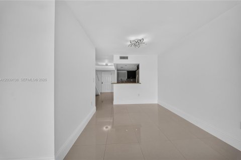 Condominio en alquiler en Miami, Florida, 1 dormitorio, 104.52 m2 № 2085679 - foto 15