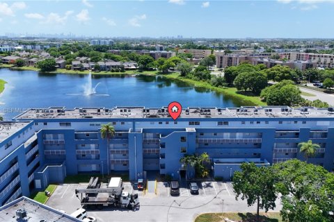 Condominio en alquiler en Miami, Florida, 1 dormitorio, 104.52 m2 № 2085679 - foto 30