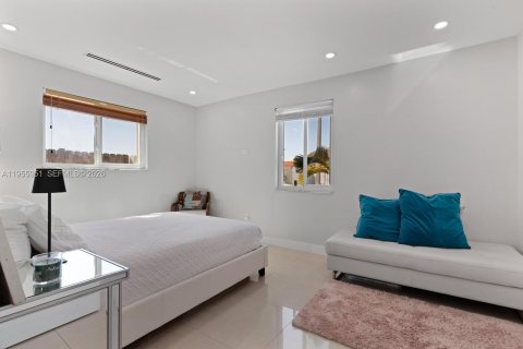 House in Miami, Florida 4 bedrooms, 228.08 sq.m. № 2019674 - photo 17