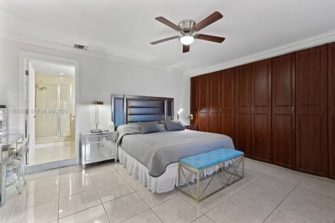 House in Miami, Florida 4 bedrooms, 228.08 sq.m. № 2019674 - photo 14