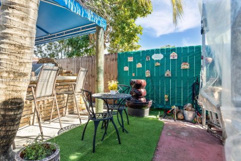 House in Miami, Florida 4 bedrooms, 228.08 sq.m. № 2019674 - photo 23