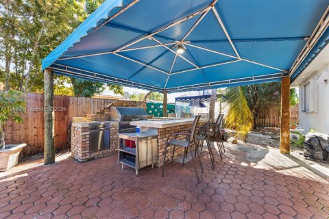 House in Miami, Florida 4 bedrooms, 228.08 sq.m. № 2019674 - photo 22