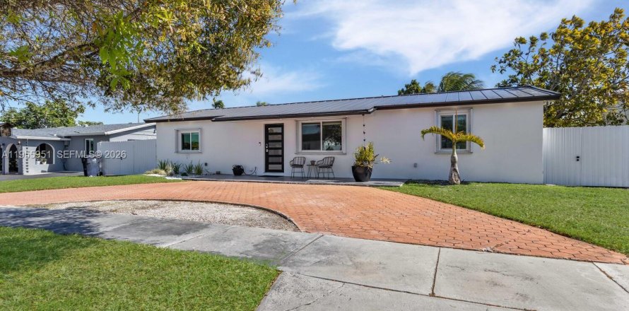 House in Miami, Florida 4 bedrooms, 228.08 sq.m. № 2019674