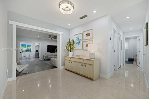 House in Miami, Florida 4 bedrooms, 228.08 sq.m. № 2019674 - photo 4