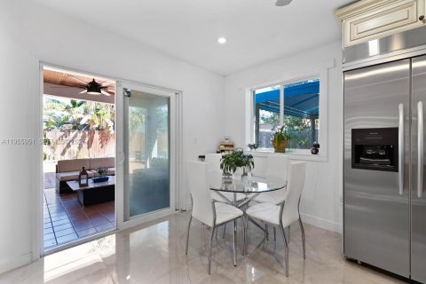 House in Miami, Florida 4 bedrooms, 228.08 sq.m. № 2019674 - photo 13