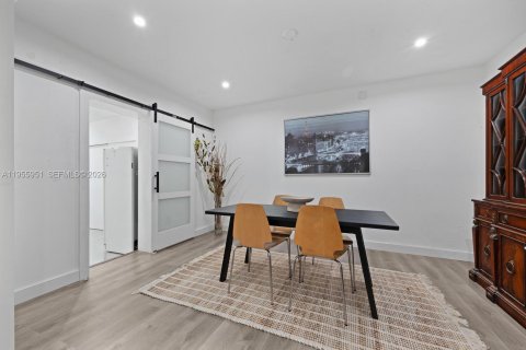 House in Miami, Florida 4 bedrooms, 228.08 sq.m. № 2019674 - photo 9