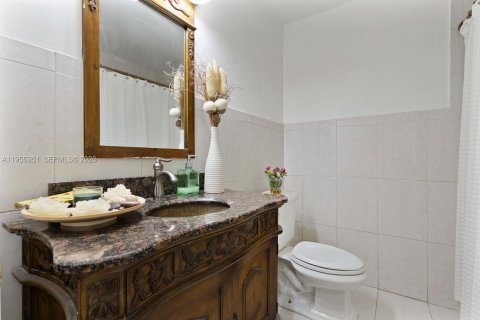 House in Miami, Florida 4 bedrooms, 228.08 sq.m. № 2019674 - photo 18