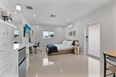 House in Miami, Florida 4 bedrooms, 228.08 sq.m. № 2019674 - photo 24