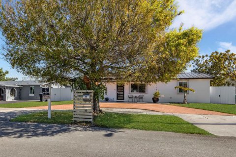 House in Miami, Florida 4 bedrooms, 228.08 sq.m. № 2019674 - photo 30