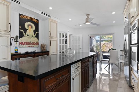 House in Miami, Florida 4 bedrooms, 228.08 sq.m. № 2019674 - photo 12