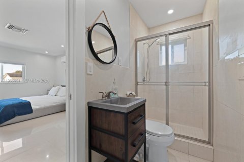 House in Miami, Florida 4 bedrooms, 228.08 sq.m. № 2019674 - photo 26