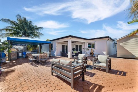 House in Miami, Florida 4 bedrooms, 228.08 sq.m. № 2019674 - photo 21