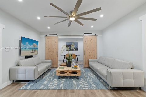 House in Miami, Florida 4 bedrooms, 228.08 sq.m. № 2019674 - photo 6