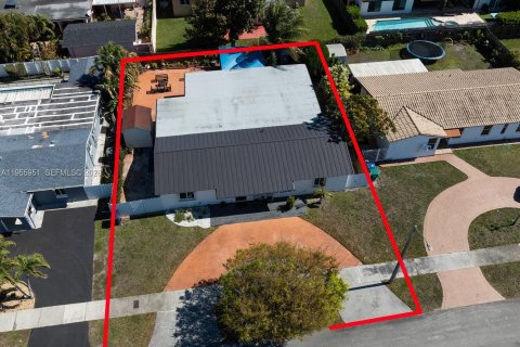 House in Miami, Florida 4 bedrooms, 228.08 sq.m. № 2019674 - photo 28