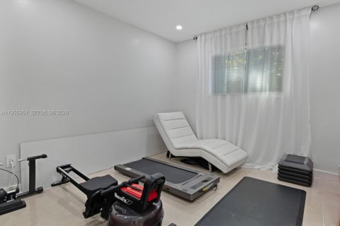 House in Miami, Florida 4 bedrooms, 228.08 sq.m. № 2019674 - photo 19