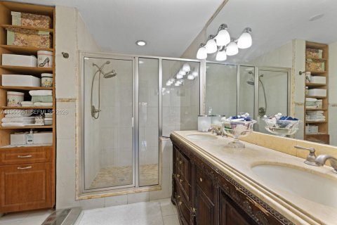 House in Miami, Florida 4 bedrooms, 228.08 sq.m. № 2019674 - photo 16