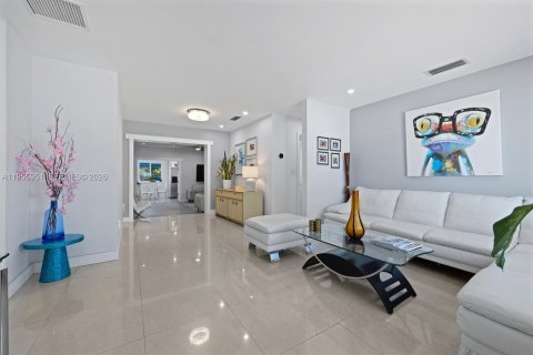 House in Miami, Florida 4 bedrooms, 228.08 sq.m. № 2019674 - photo 3