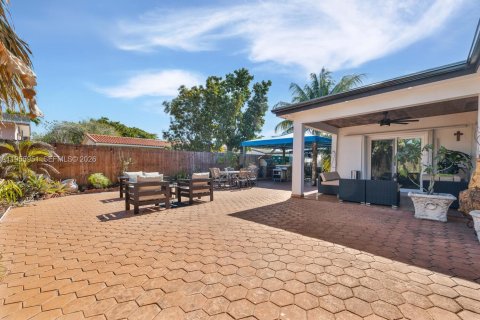 House in Miami, Florida 4 bedrooms, 228.08 sq.m. № 2019674 - photo 20