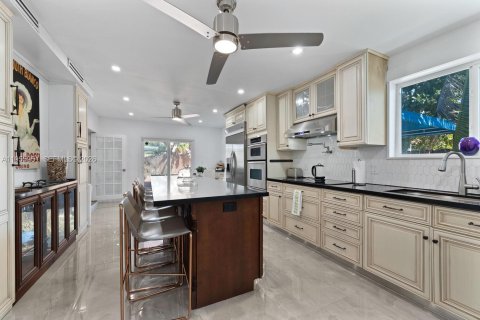 House in Miami, Florida 4 bedrooms, 228.08 sq.m. № 2019674 - photo 11