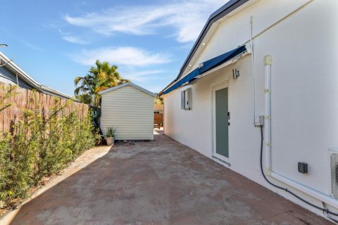 House in Miami, Florida 4 bedrooms, 228.08 sq.m. № 2019674 - photo 27