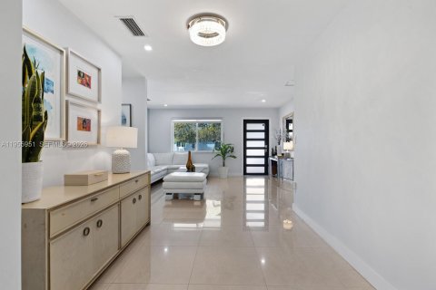House in Miami, Florida 4 bedrooms, 228.08 sq.m. № 2019674 - photo 5