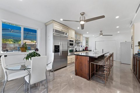 House in Miami, Florida 4 bedrooms, 228.08 sq.m. № 2019674 - photo 10