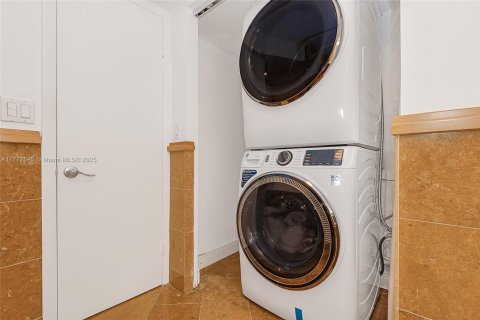 Condo in Miami Beach, Florida, 2 bedrooms  № 1939818 - photo 29