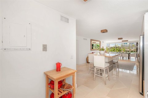 Condo in Miami Beach, Florida, 2 bedrooms  № 1939818 - photo 17