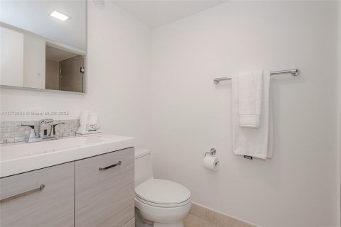 Condo in Miami Beach, Florida, 2 bedrooms  № 1939818 - photo 28