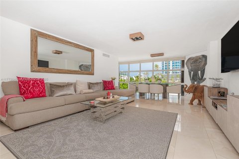 Condo in Miami Beach, Florida, 2 bedrooms  № 1939818 - photo 8