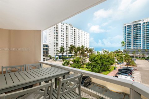 Condo in Miami Beach, Florida, 2 bedrooms  № 1939818 - photo 3