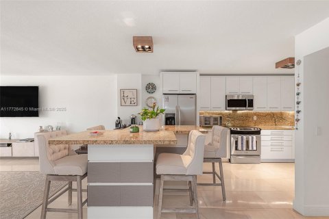 Condo in Miami Beach, Florida, 2 bedrooms  № 1939818 - photo 15