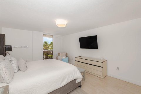 Condo in Miami Beach, Florida, 2 bedrooms  № 1939818 - photo 20