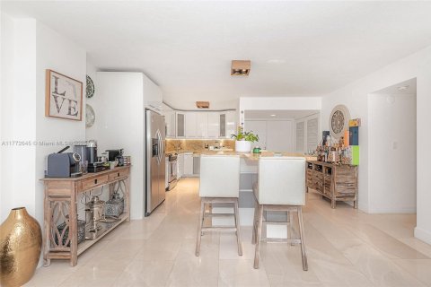Condo in Miami Beach, Florida, 2 bedrooms  № 1939818 - photo 11