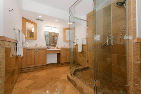 Condo in Miami Beach, Florida, 2 bedrooms  № 1939818 - photo 22