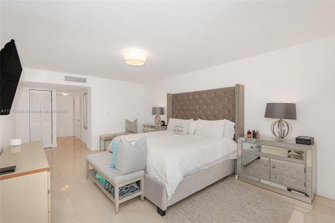Condo in Miami Beach, Florida, 2 bedrooms  № 1939818 - photo 19