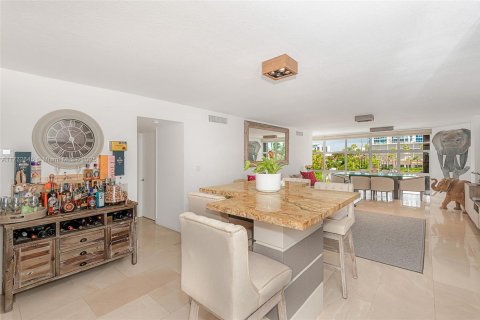 Condo in Miami Beach, Florida, 2 bedrooms  № 1939818 - photo 13