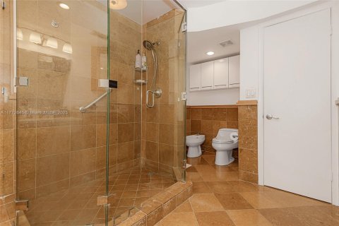 Condo in Miami Beach, Florida, 2 bedrooms  № 1939818 - photo 23