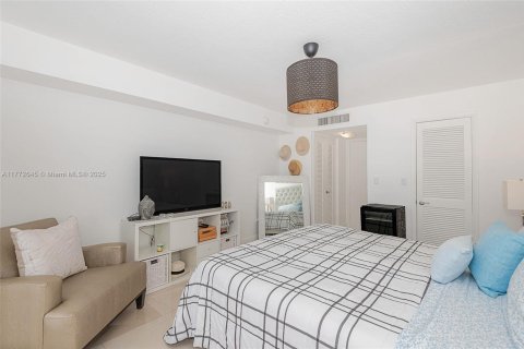 Condo in Miami Beach, Florida, 2 bedrooms  № 1939818 - photo 26
