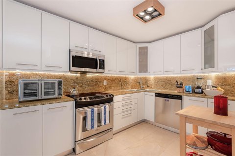 Condo in Miami Beach, Florida, 2 bedrooms  № 1939818 - photo 16