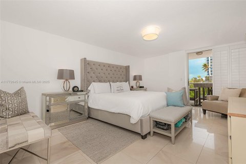 Condo in Miami Beach, Florida, 2 bedrooms  № 1939818 - photo 18