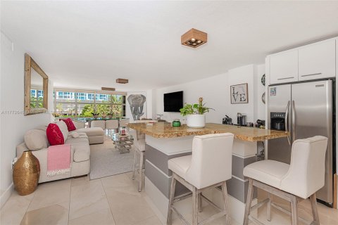 Condo in Miami Beach, Florida, 2 bedrooms  № 1939818 - photo 9