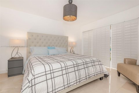 Condo in Miami Beach, Florida, 2 bedrooms  № 1939818 - photo 24