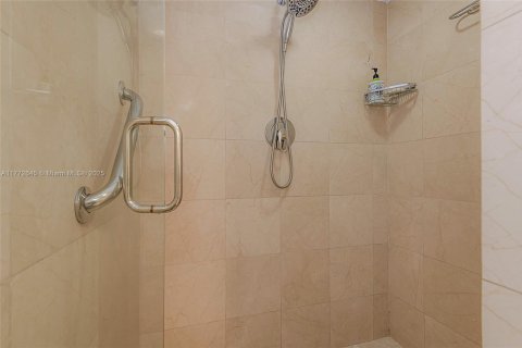 Condo in Miami Beach, Florida, 2 bedrooms  № 1939818 - photo 27