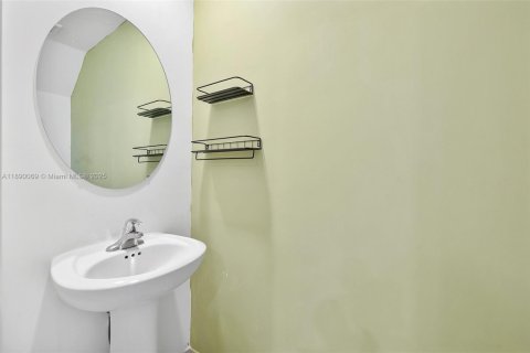Touwnhouse à vendre à Miami, Floride: 3 chambres, 147.44 m2 № 1939283 - photo 17