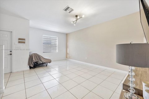 Touwnhouse à vendre à Miami, Floride: 3 chambres, 147.44 m2 № 1939283 - photo 6