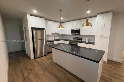 House in Miami, Florida 3 bedrooms, 161.56 sq.m. № 2004722 - photo 2